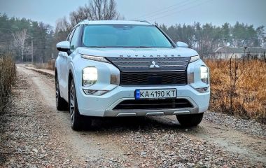 Як Mitsubishi Outlander справляється з різними погодними умовами та бездоріжжям?